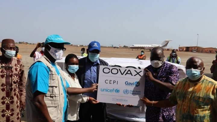 Guinée- Covid-19 : Un premier lot de 194.400 doses de vaccins de l’initiative COVAX reçu à Conakry