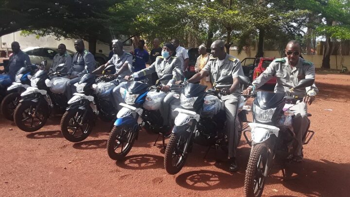 Boké: L’opérateur économique, Bobo Denken Diallo offre 10 motos aux sous-préfets