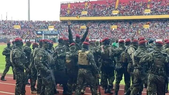 Le président de la transition, Colonel Mamadi Doumbouya, au stade général Lansana Conté de Nongo, pour le match de gala Paul Pogba