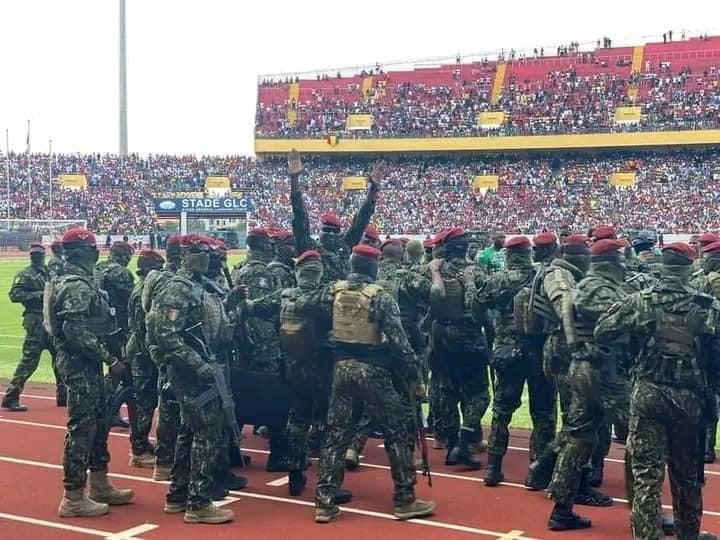 Le président de la transition, Colonel Mamadi Doumbouya, au stade général Lansana Conté de Nongo, pour le match de gala Paul Pogba