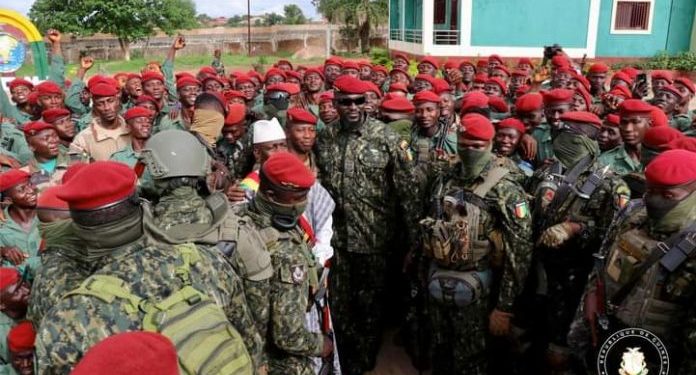 Kindia: le Colonel Mamadi Doumbouya visite le camp de Samoreyah