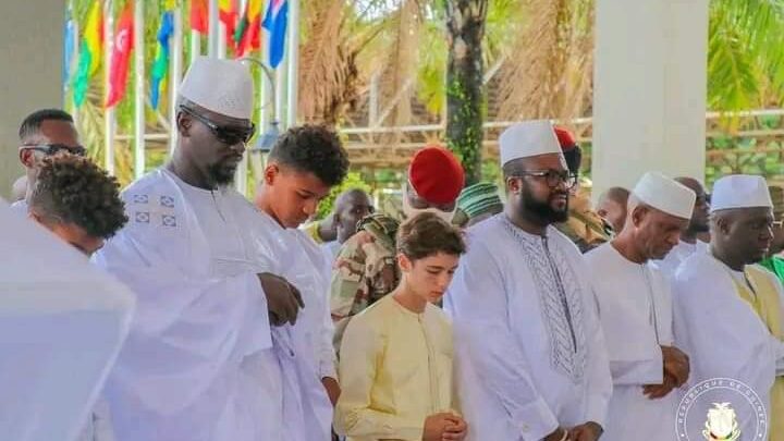 Guinée/Fête de Tabaski : Le Colonel Mamadi Doumbouya a accompli la prière au Palais Mohamed V