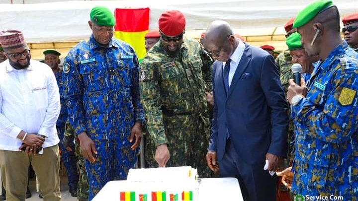 Le  Colonel Mamadi Doumbouya en communion avec ses frères d’arme