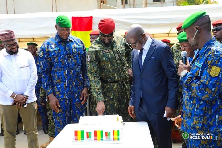 Le  Colonel Mamadi Doumbouya en communion avec ses frères d’arme