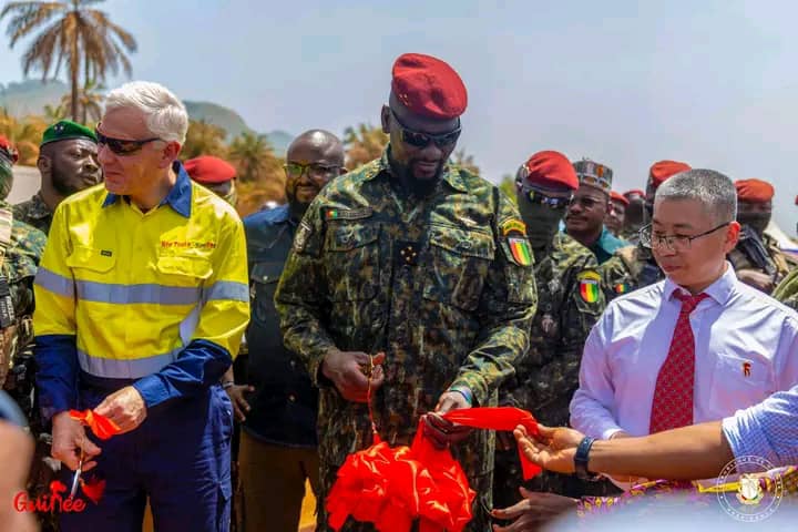 Guinée /Simandou: Le Chef de l’État préside  la cérémonie de pose de la première poutre du chemin de fer de la Compagnie du Trans-Guinéen