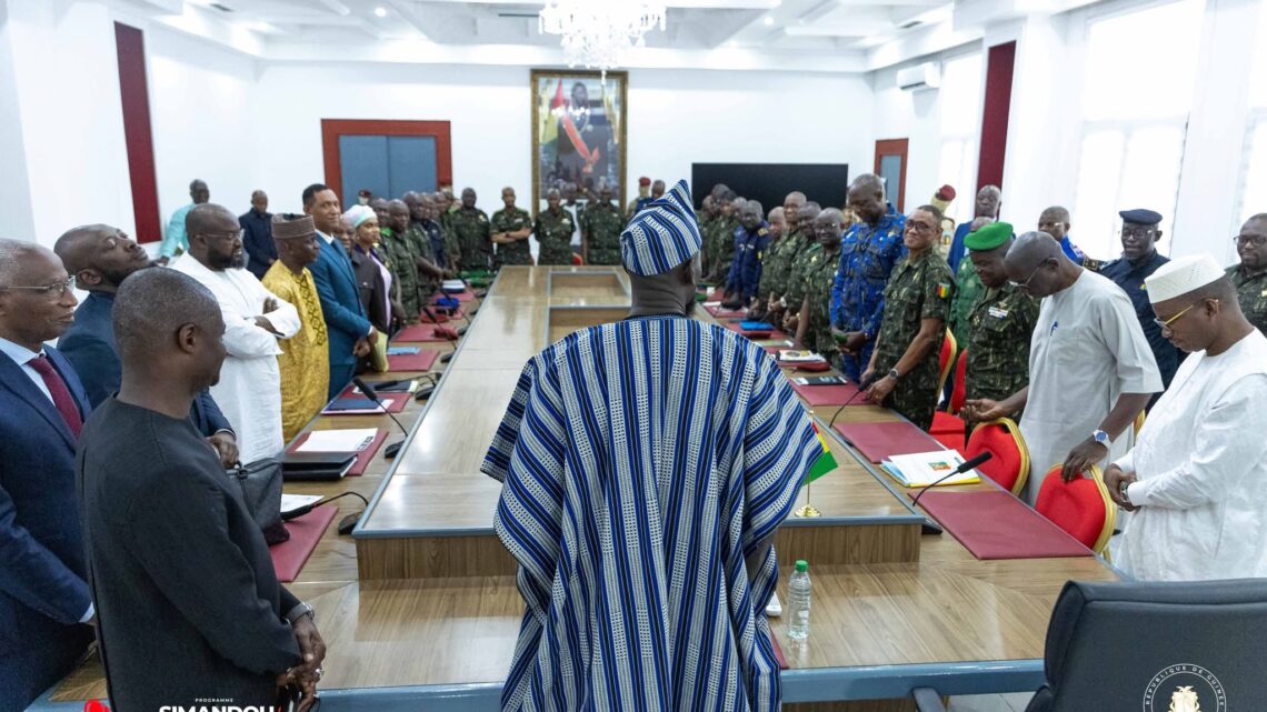 Le Président Mamadi Doumbouya préside une réunion exceptionnelle du conseil supérieur de la défense