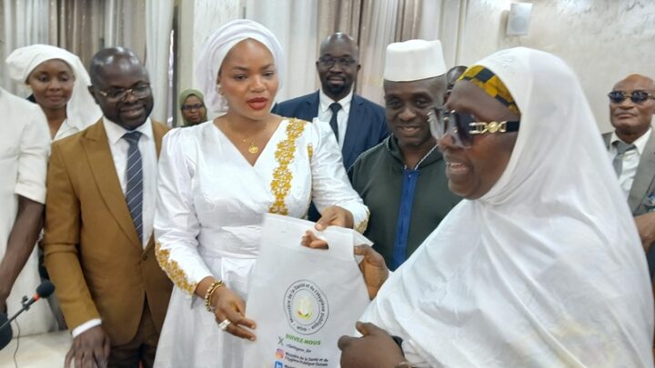 Guinée : Remise de kits médicaux aux pèlerins avant leur départ pour la Mecque