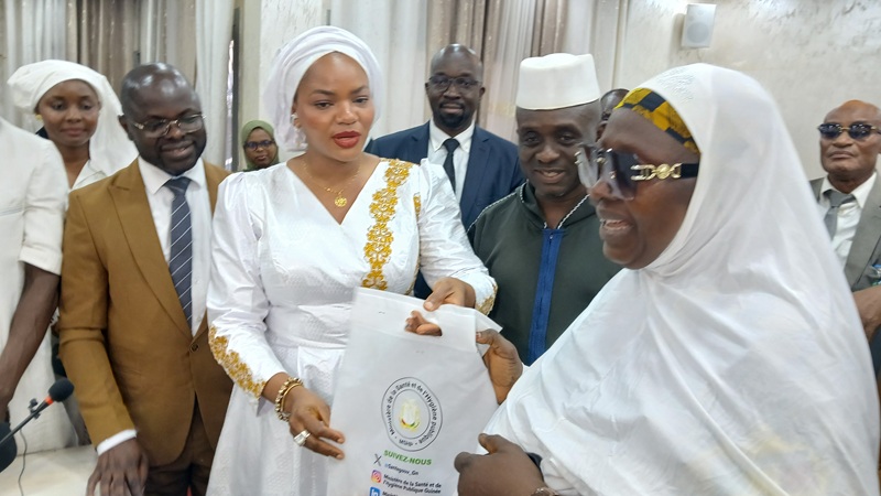 Guinée : Remise de kits médicaux aux pèlerins avant leur départ pour la Mecque